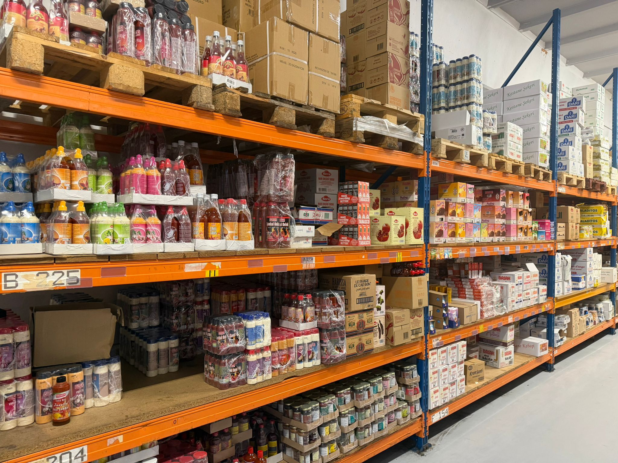 Schappen met sauzen en foodproducten bij IG Impex in Amsterdam